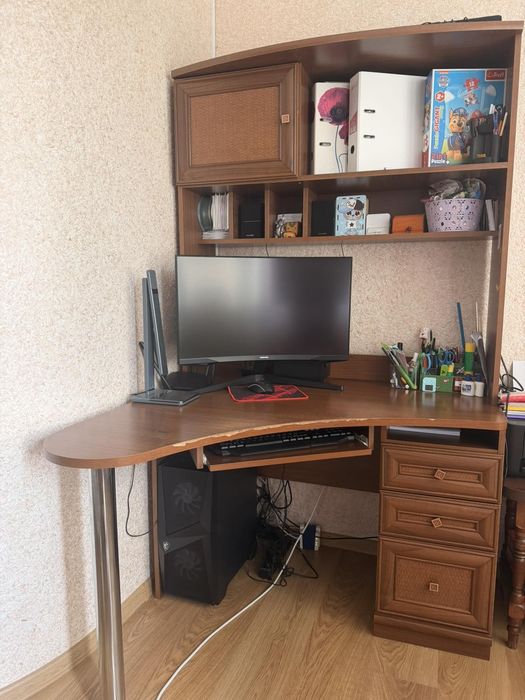 комп'ютерний стіл