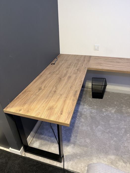 Biurko narozne łączone z dwoch plyt