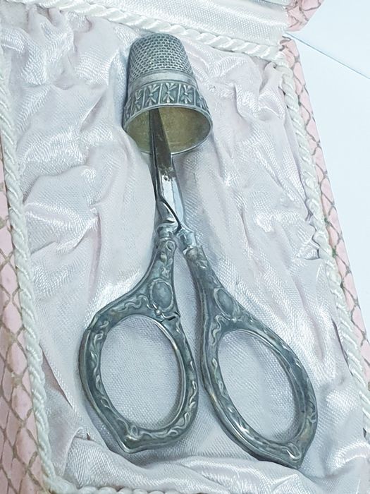 Lindo antigo conjunto de tesoura e dedal em prata portuguesa