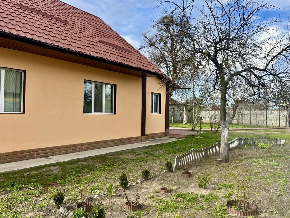 Продаж будинку з ремонтом на 14 сотках у центрі міста