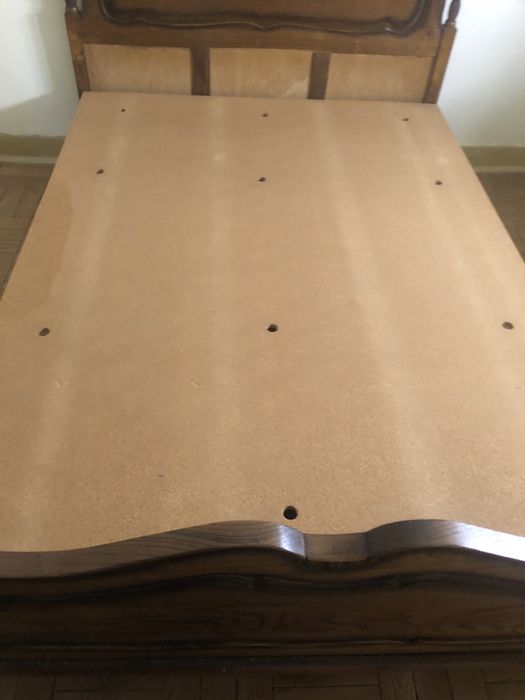 Cama em bom estado com esteado e Movel para arrumacao em bom estado