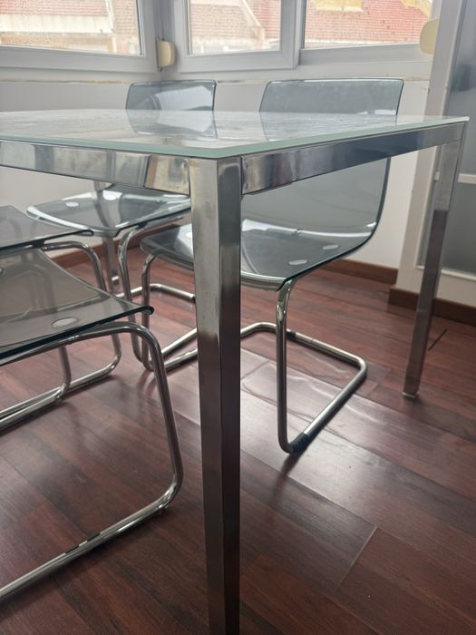 Conjunto mesa e cadeiras