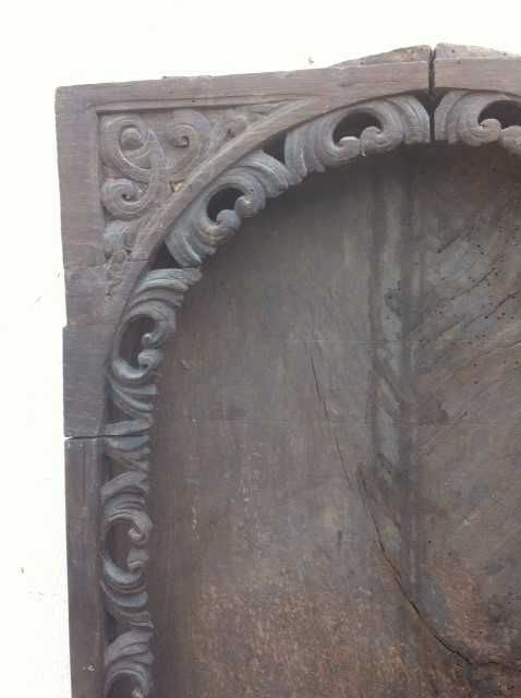 Oratório muito antigo em madeira de castanho