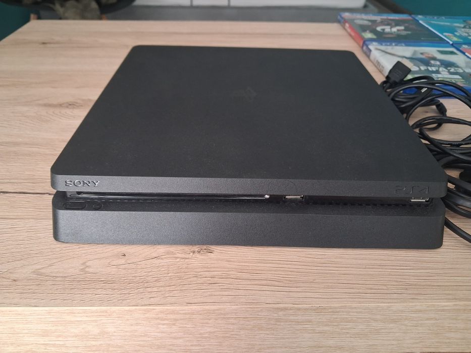PlayStation 4 z padami I grami