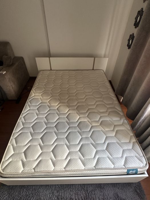 Cama de casal branca + colchão em excelente estado