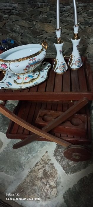 Uma linda Terrina mais  2 Lindos Castiçais.