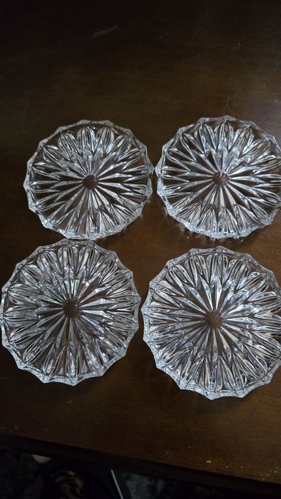 Podstawki krysztalowe.