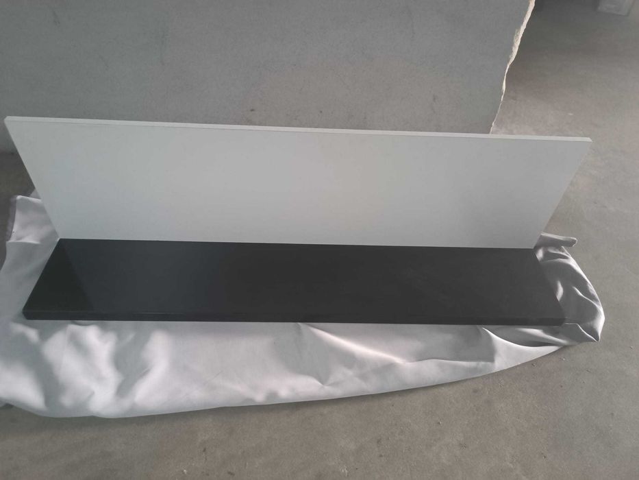 Móvel de sala com diferentes elementos em branco e preto