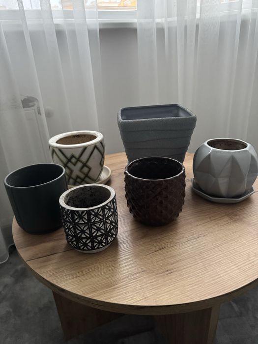 Горщики для рослин окремо