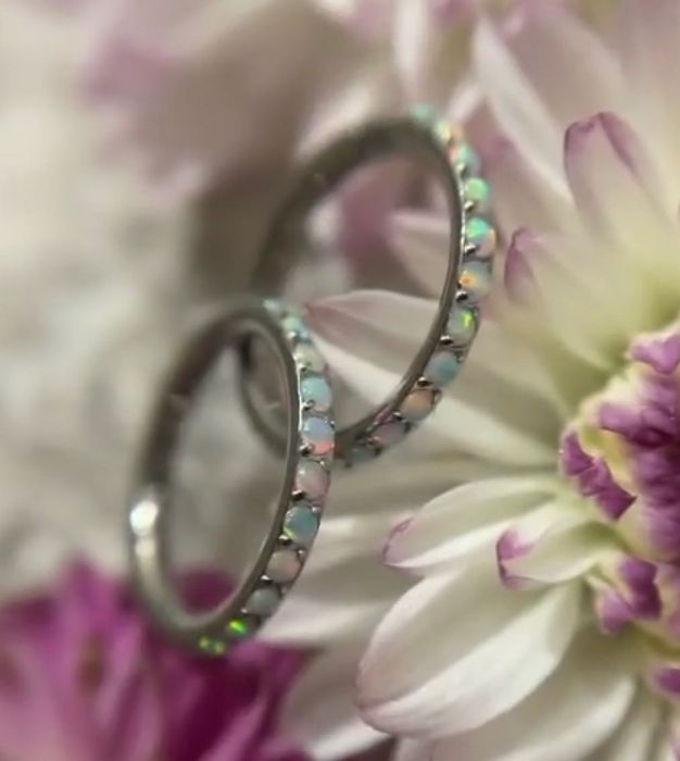 Кільце-клікер з білими опалами 8мм