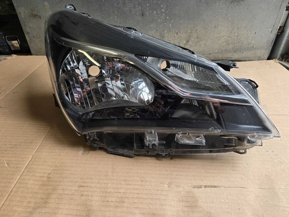 lampa przód Toyota Yaris 3