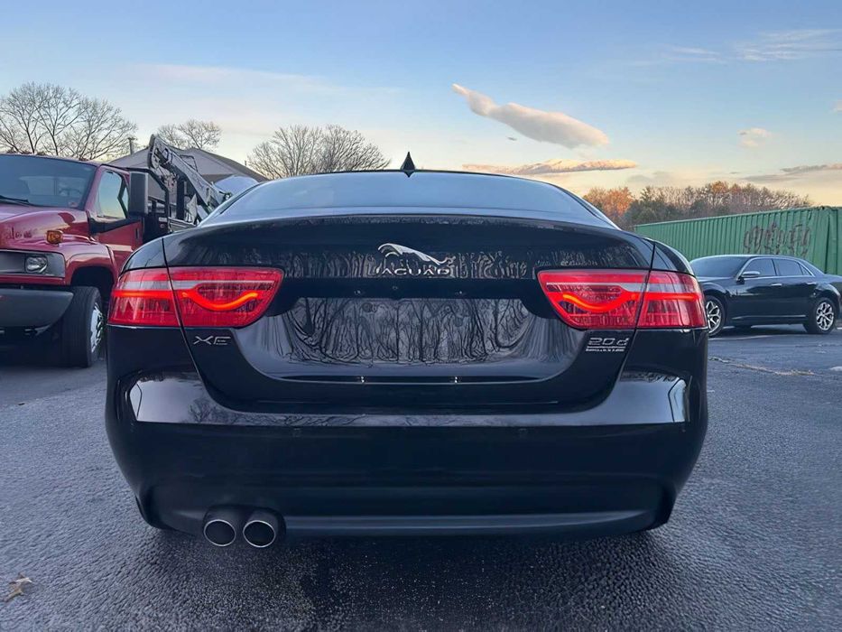 Jaguar XE      2018