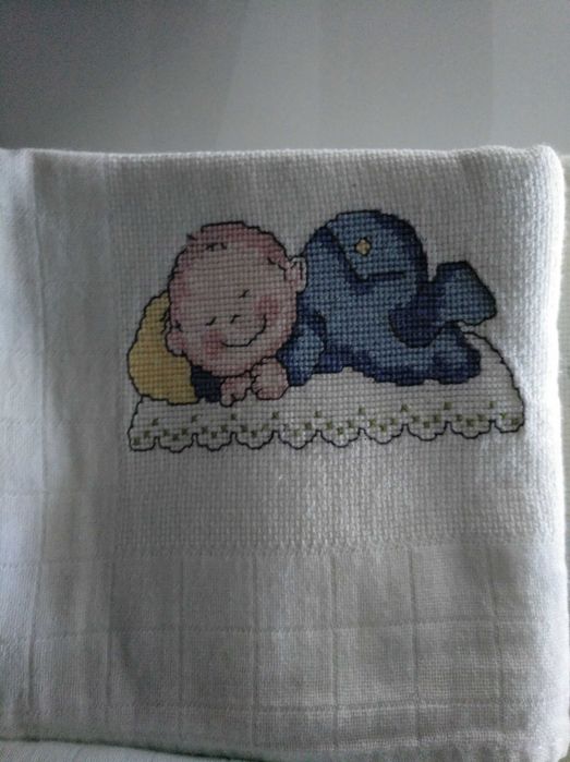 5 Fraldas de pano para bebé com desenhos bordados a ponto cruz.