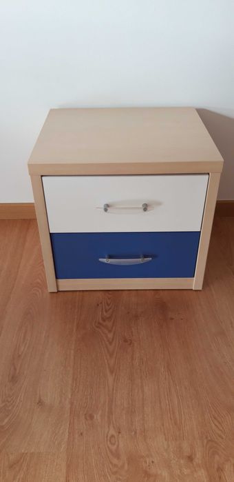 Mesa de cabeceira com 2 gavetas