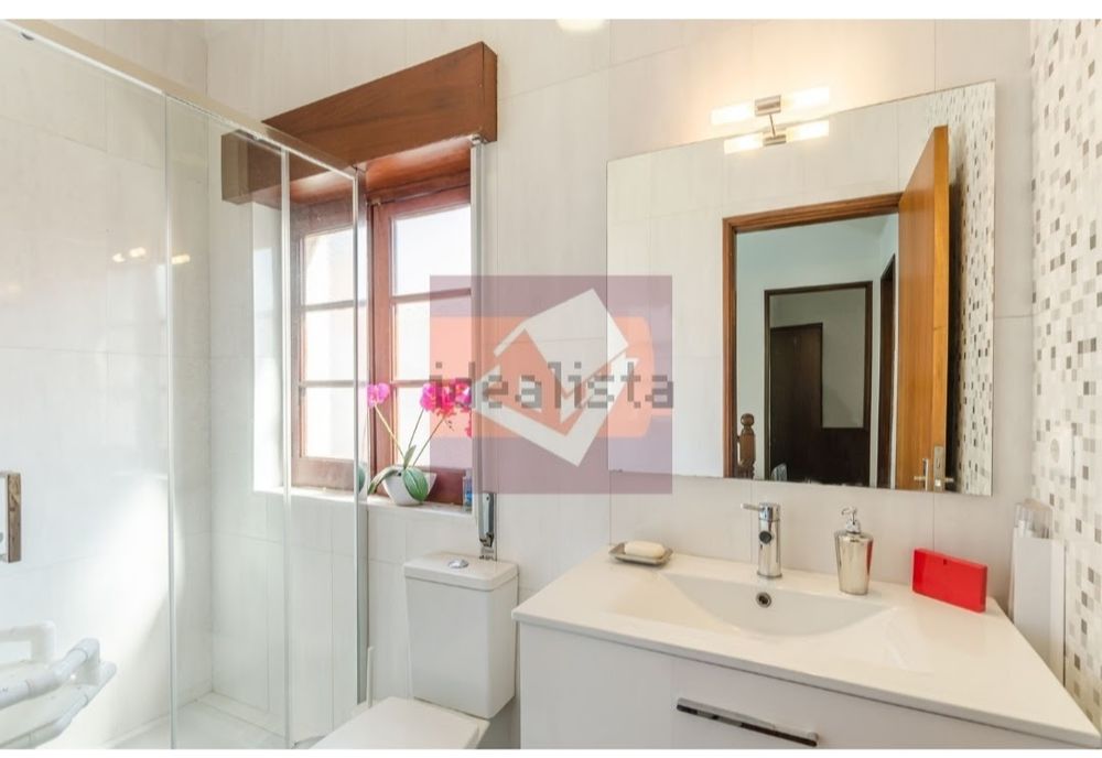 2 Quartos em Moradia Duplex com Logradouro junto ao Metro de Odivelas (Exclusivo Sexo Feminino)