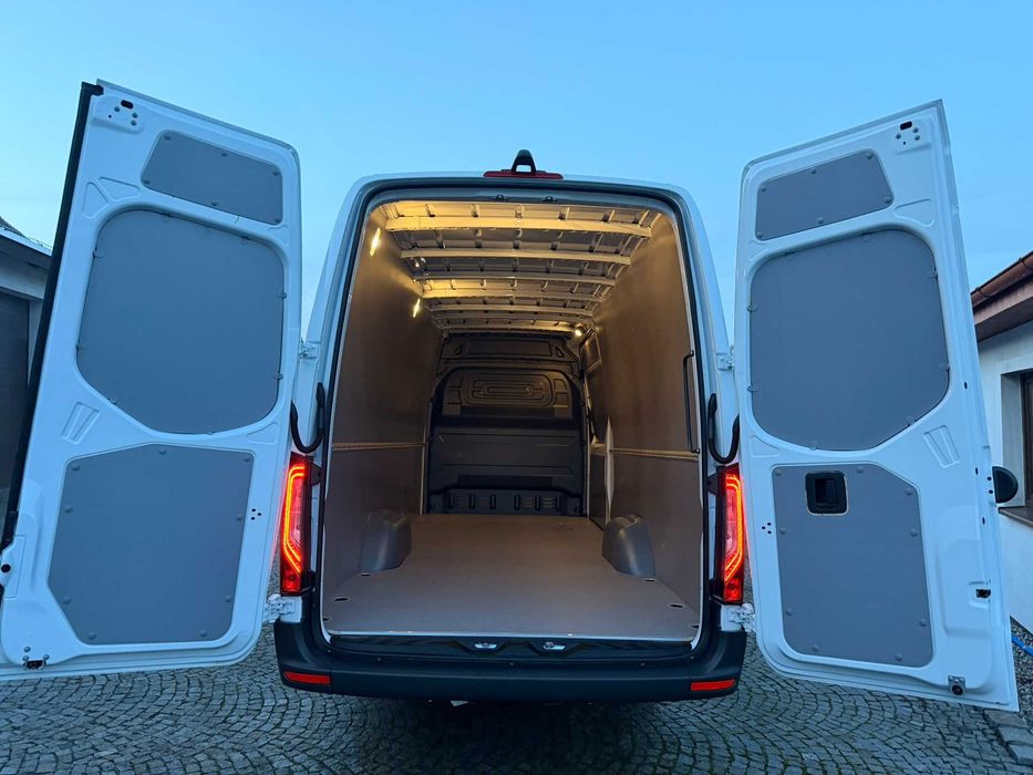 Zabezpieczenie przestrzeni towarowej w aucie Mercedes Sprinter L3H2