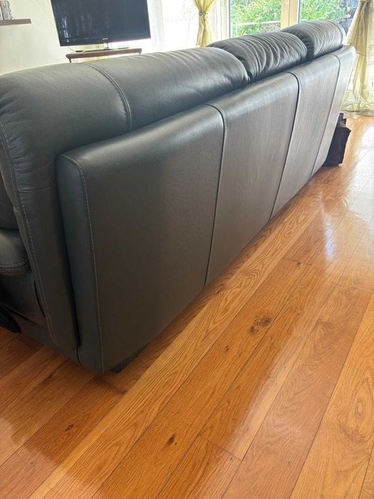 Conjunto sofás em pele (1 de 3 lugares + 1 de 2 lugares)