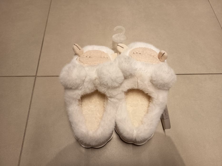 Nowe białe futrzane kapcie buty