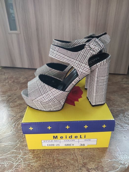 Босоножки женские