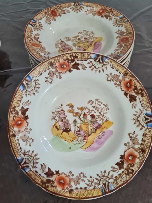 Conjunto de 20 pratos em louça antigos