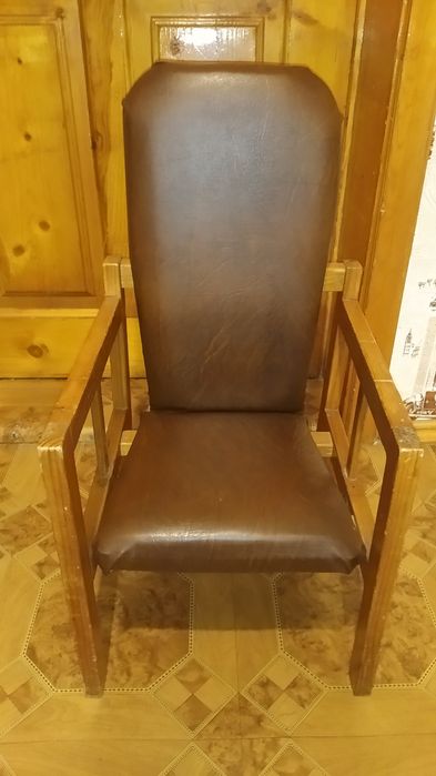 Продам дитяче крісло зі столиком, з дерева