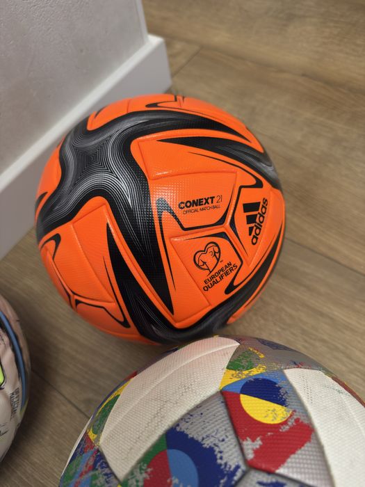 Футбольні мячі adidas