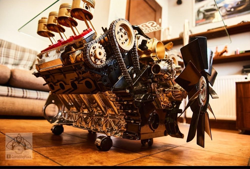 Stolik z silnika V8 BMW Stolik z bloku silnika BMW V8