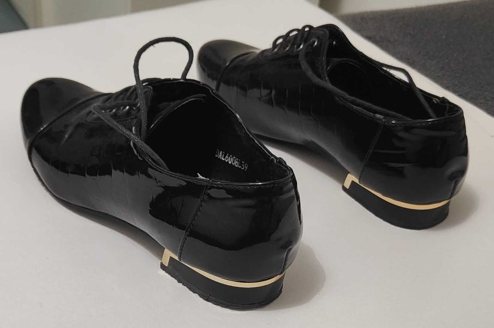 Sprzedam buty ze skóry lakierowanej