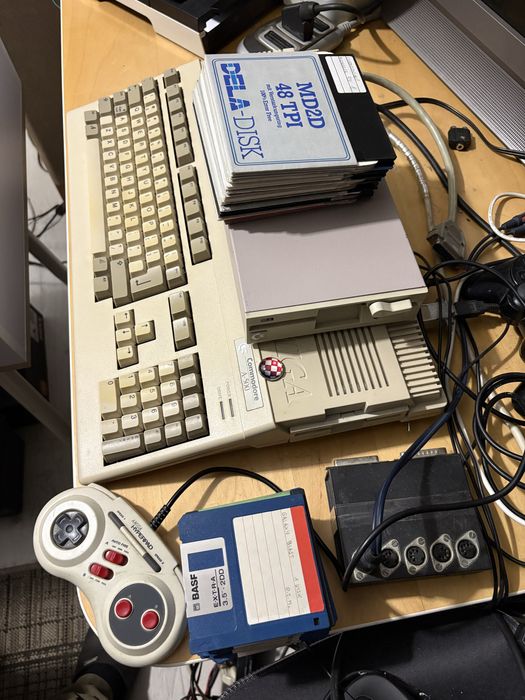Zamienie na konsole XBox - Amiga500 dwie stacje FDD sampler Midi mysz