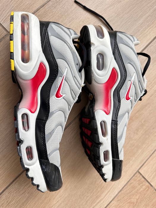 Nike Air Max Plus у забарвленні "Photon Dust/Varsity Red"