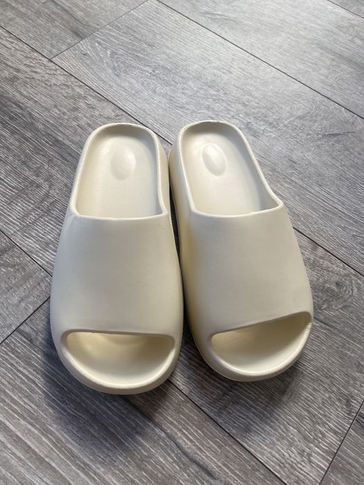 Klapki w kolorze bezowym rozmiar 38 24,5 cm