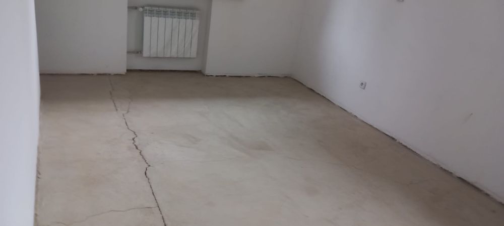 Usuwanie subitu lepiku kleju po parkiecie szlifowanie betonu