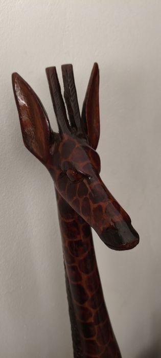 3 Esculturas em madeira maciça Africana,talhadas à mão.
Detalhes artesanais visíveis em todas as peças