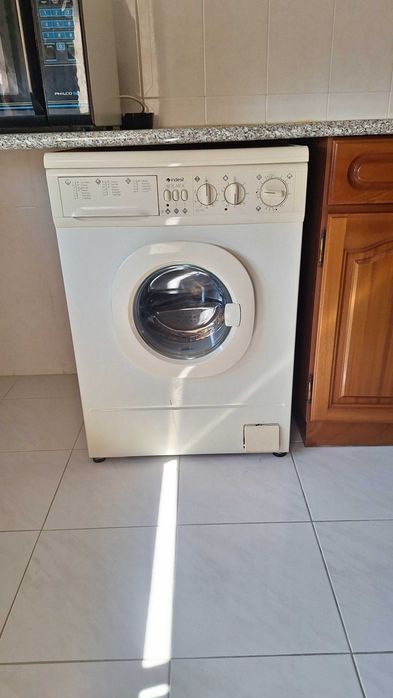 Máquina de lavar e secar roupa