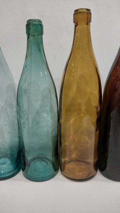 Zestaw butelek z okresu PRL
