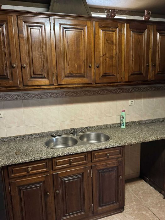 Conjunto de Móveis de Cozinha em Madeira Maciça