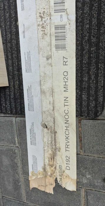 płytka 300 na 1200 mm.   podłoga  gres ,może komuś brakuje