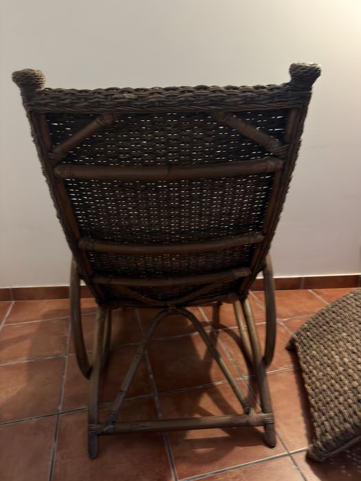 Cadeirão e uma espreguiçadeira/apoio de pernas.
