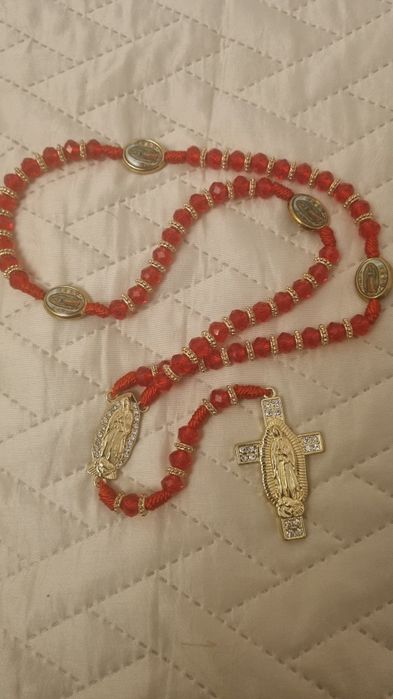 Cudny czerwony Różaniec z Gwadelupeupe