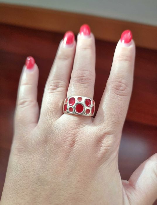 Anel prateado e vermelho