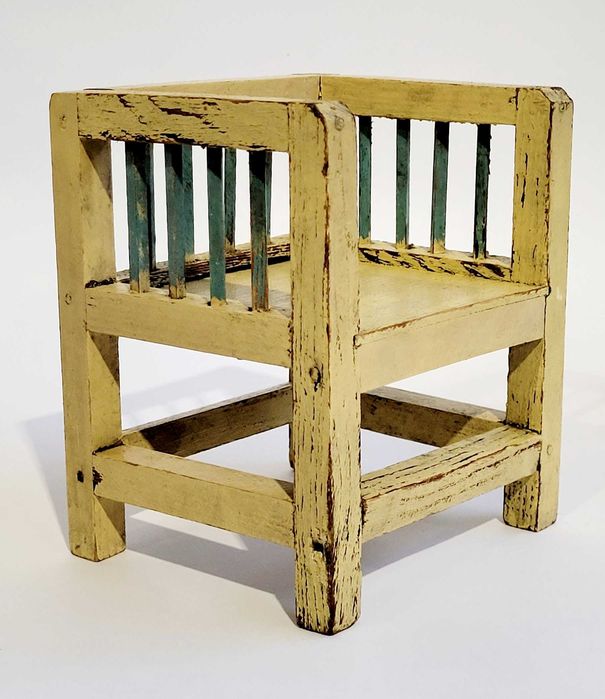 Zabytkowy zestaw drewnianych mebli dla lalek.