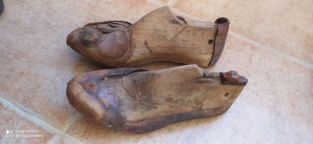 Dois moldes de sapatos