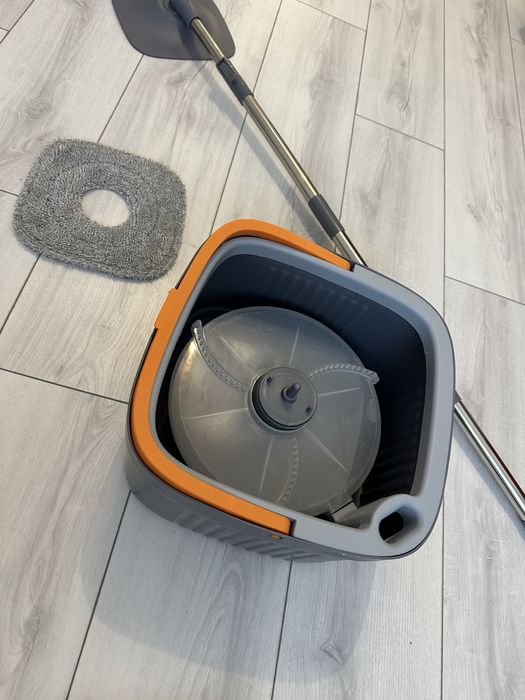 Швабра з системою самоочищення