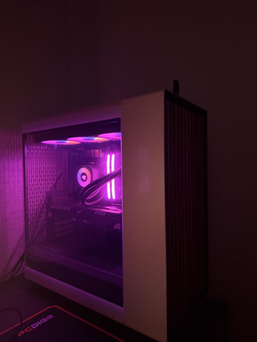 PC Gaming Topo de Gama RTX 5070 Ti / Ryzen 7 9800X3D / 64GB / 2TB