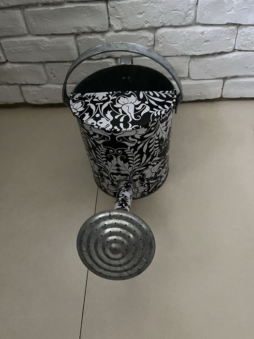 Nowoczesna konewka z odczepianym sitkiem 4,8 L + dwie doniczki