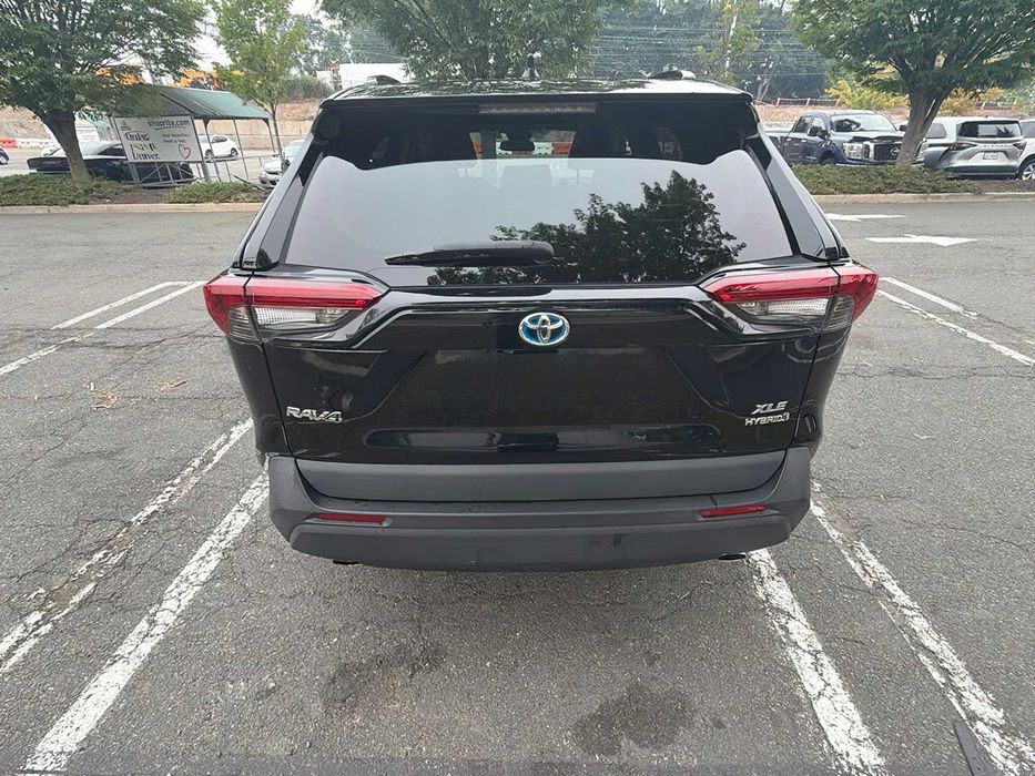 Toyota RAV4 Hybrid XLE Premium      2021