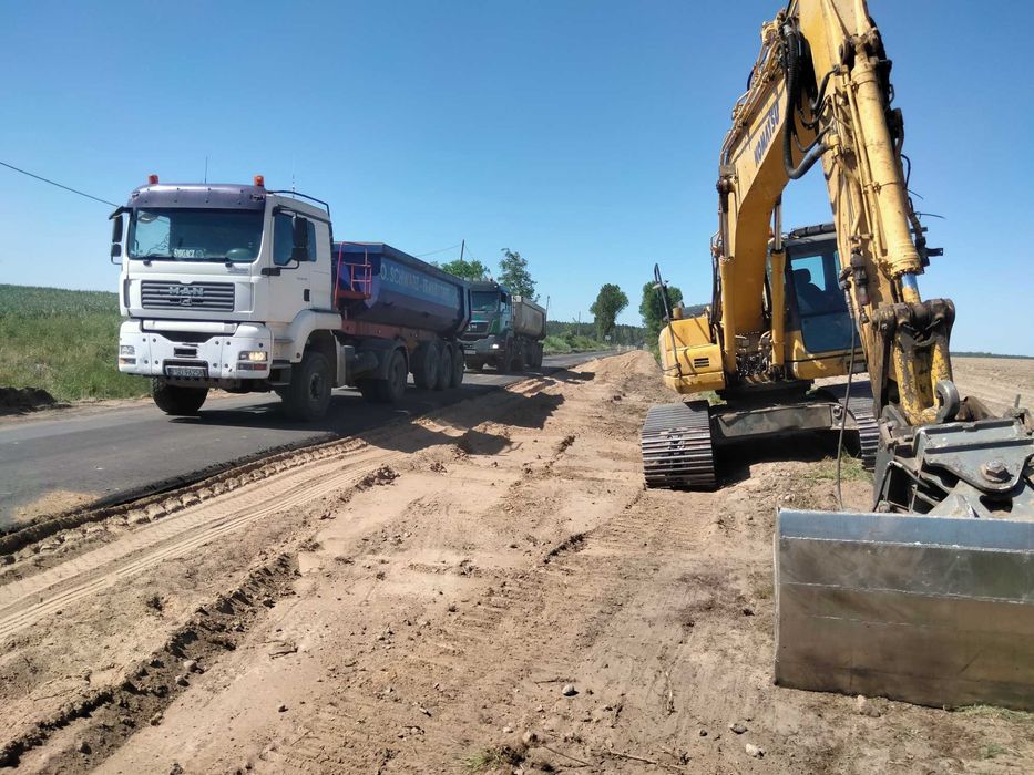 Transport Wywrotką Czteroosiową Naczepą Wanną Wywrotki Usługi Wozidłem