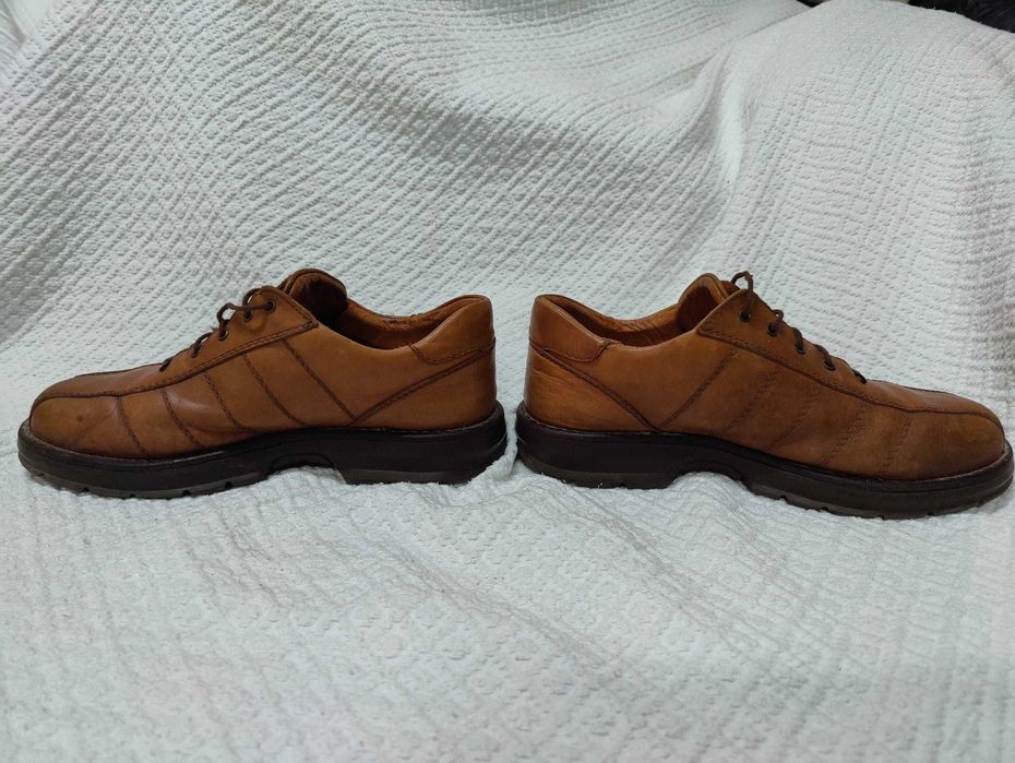 Sapatos em pele genuína de qualidade tam. 43 em muito bom estado