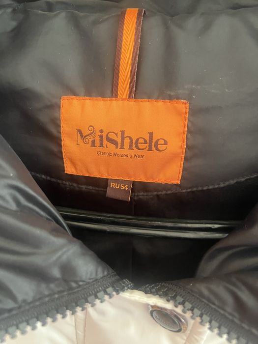 Продам женский пуховик, очень теплый с капюшоном.