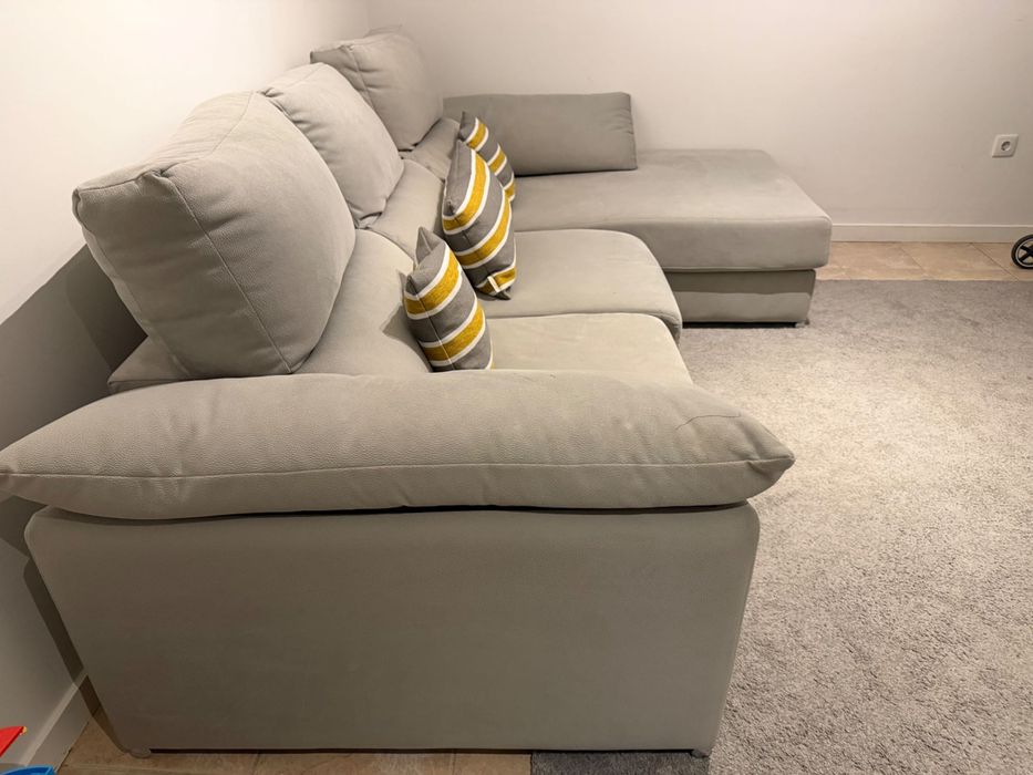 Sofá da sala cinzento com chaise longue